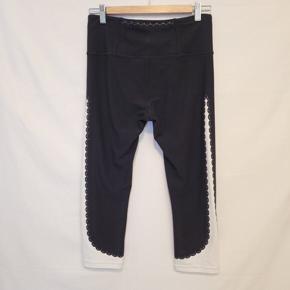 Athleta Women’s Medium Black Elation Scallop Capri Leggings Stretch Activewear - Picture 2 of 7